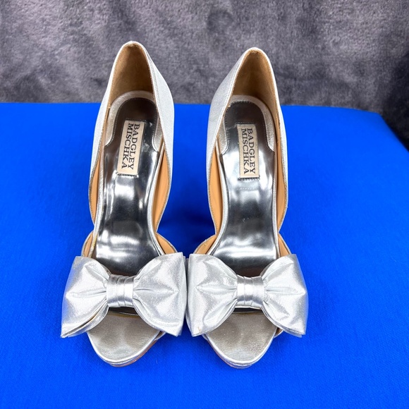 🚫SOLD! |•BADGLEY MISCHKA•| Gorgeous Satin Silver Peep Toe Hidden Platform Heel - Picture 6 of 16